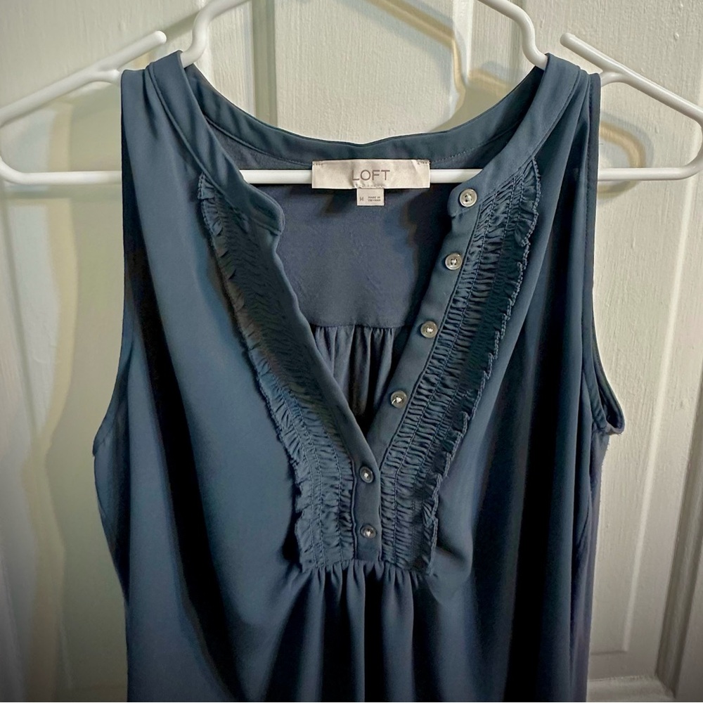 Excellent Condition! LOFT Ruffle Button Mixed-Media Shell (Medium) Coastal Grey - Picture 5 of 11